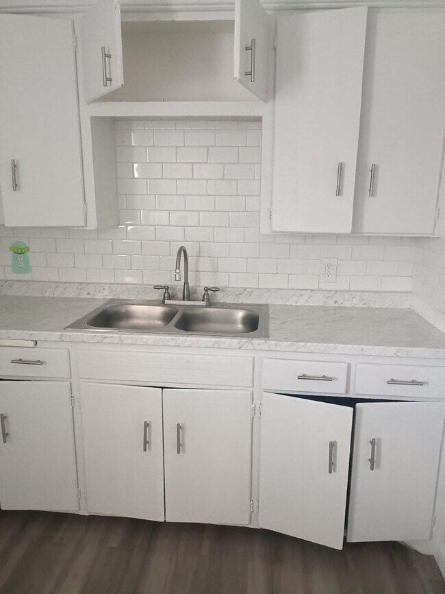 Foto del edificio - 3 Bed / 1.5 Bath Home Available Now!