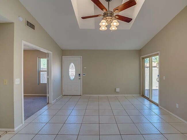 Foto del edificio - 4512 E Grove Ave