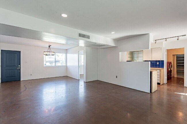 Building Photo - 732 E Campus Dr