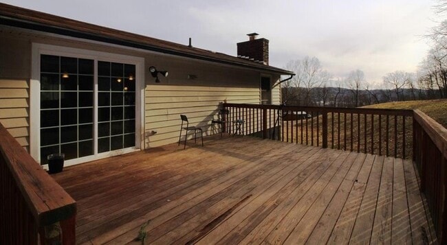 Building Photo - Beautiful Mid Entry Home in a Quiet Neighb...