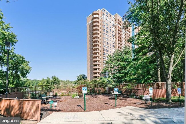 Foto del edificio - 10101 Grosvenor Pl