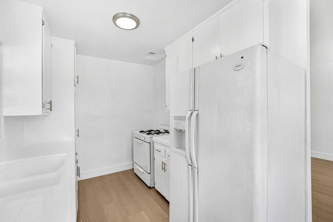Building Photo - 10250-70 Palms