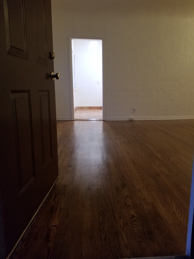 ENTRE EN UNA GRAN SALA DE ESTAR - 400 N Orange Grove Ave