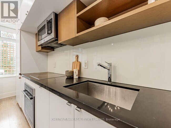 Photo du bâtiment - 111 St Clair Ave W