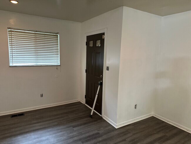 Foto del edificio - 3409 N Leland Ave