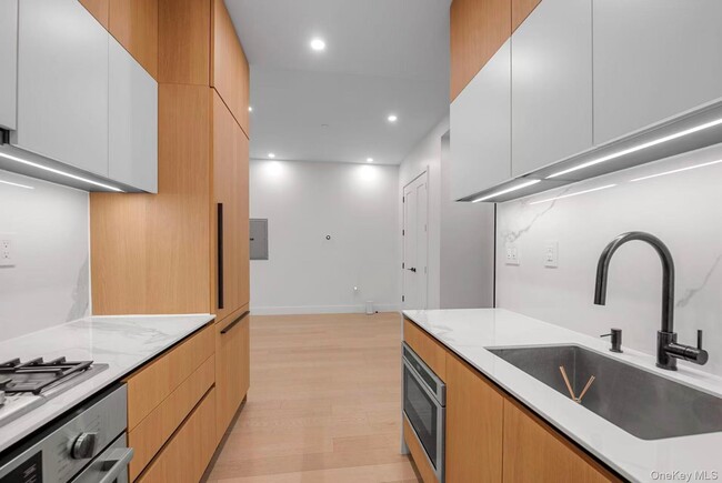 Building Photo - 5 Ct Square W