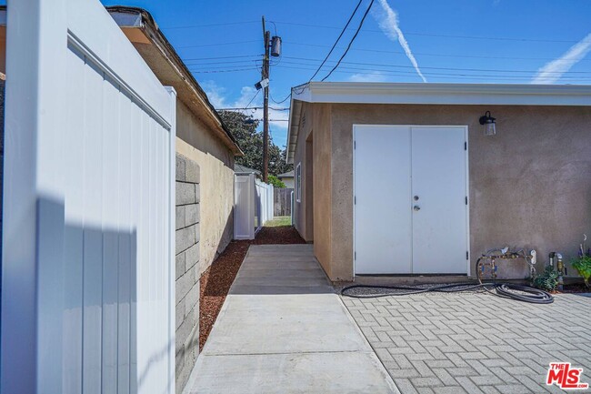 Building Photo - 1812 S Fairfax Ave