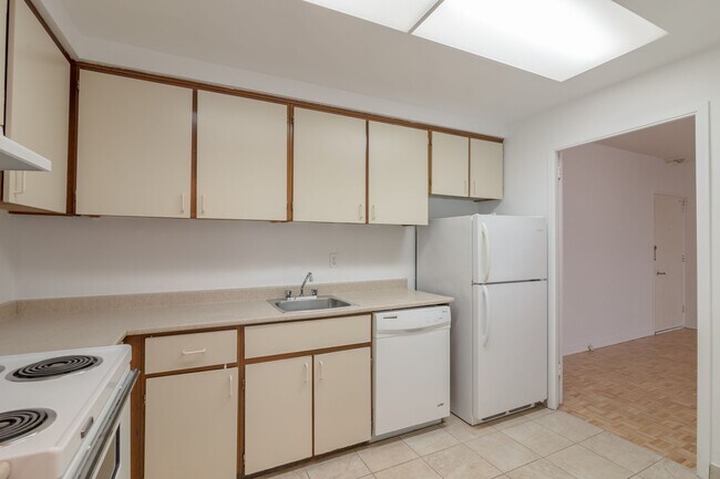 Building Photo - 900 Av. Rockland