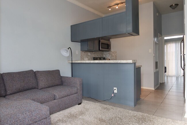 Building Photo - Wesdgewood West Campus - 1BD / !BA - 10 Ft Ceilings - Nodern Appliances - Gated - W/D -  $1200