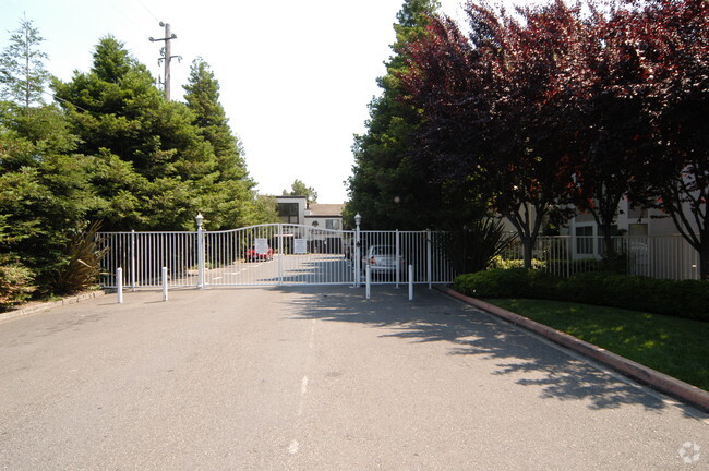 Building Photo - Moorpark Garden Apartments