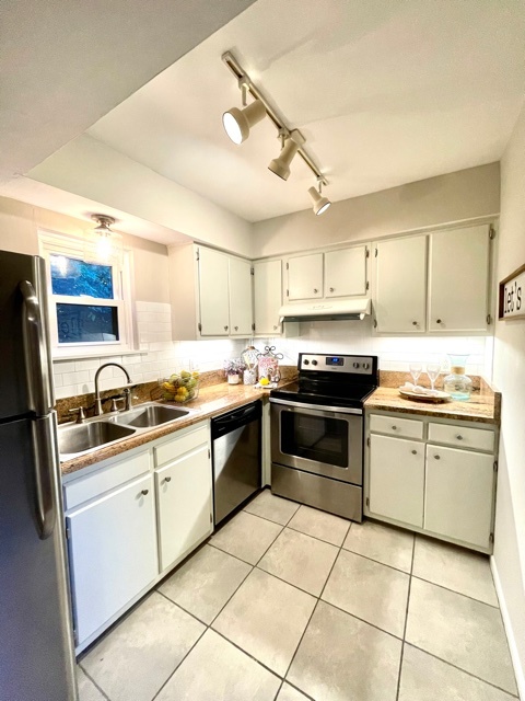 Kitchen - 233 Summit Ridge Dr