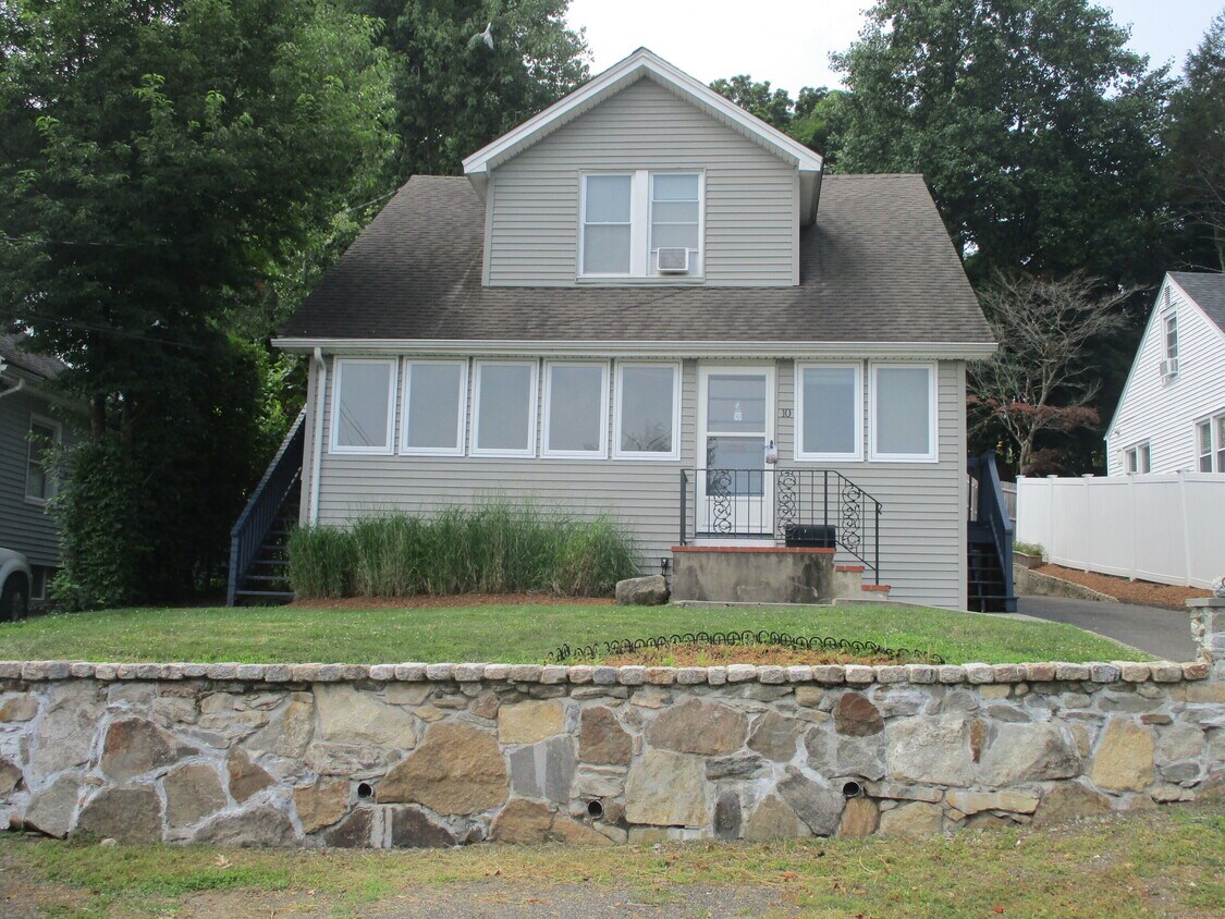 10 Leuvine St Unit 1, Norwalk, CT 06850 Room for Rent in Norwalk, CT