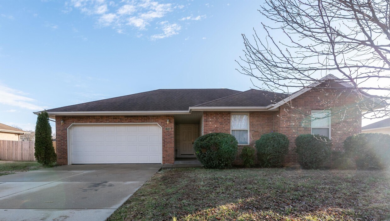 Primary Photo - 1206 E Hampton Dr