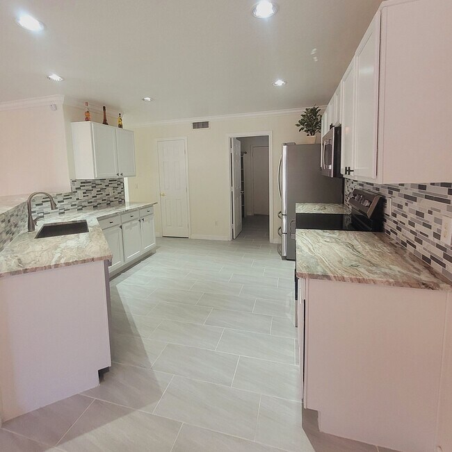 Building Photo - 2210 E Paraiso Dr