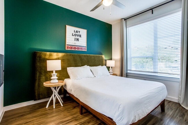 Foto del edificio - 2425 E Riverside Dr