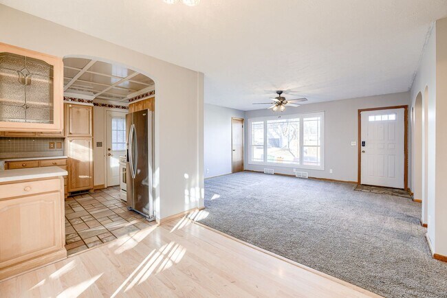 Building Photo - Charming 2 Bedroom With Bonus Room & Finis...