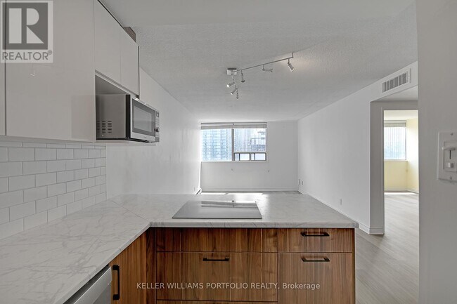 Building Photo - 914 Yonge St