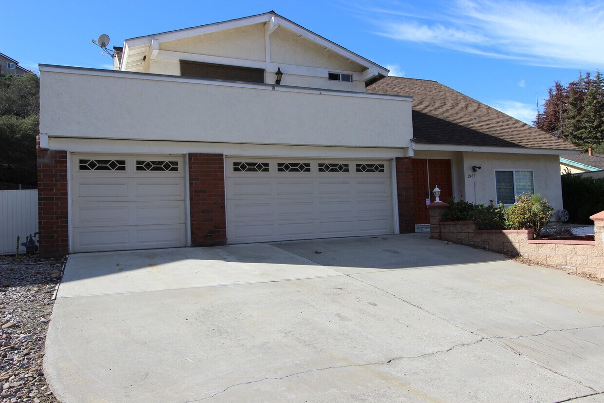 Primary Photo - Huge 3 Bedroom 2.5 Bathroom home in Fletch...