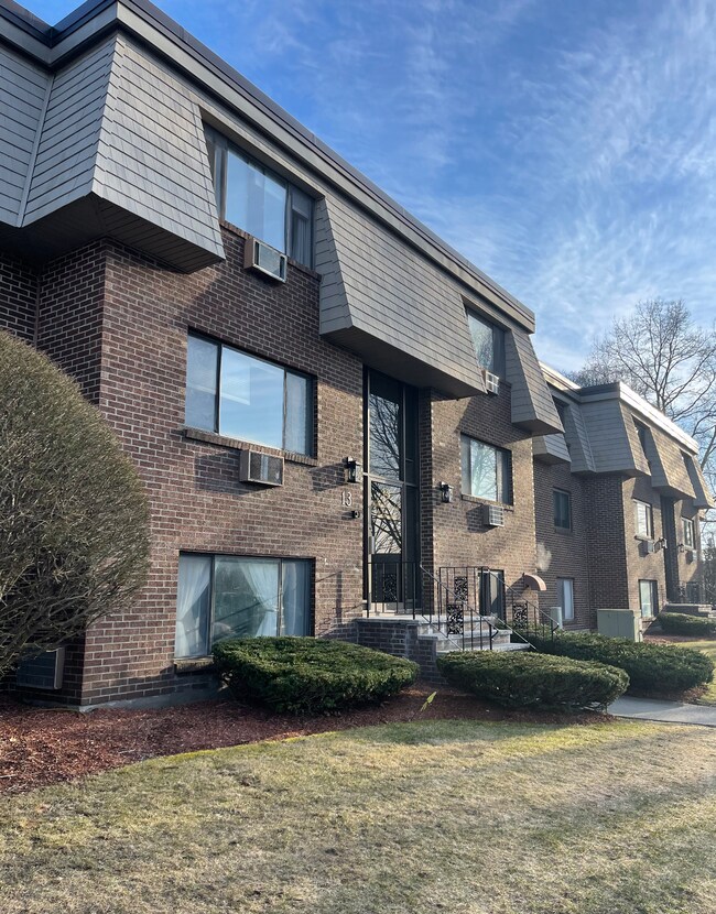 Building Photo - 13 Hallmark Gdns