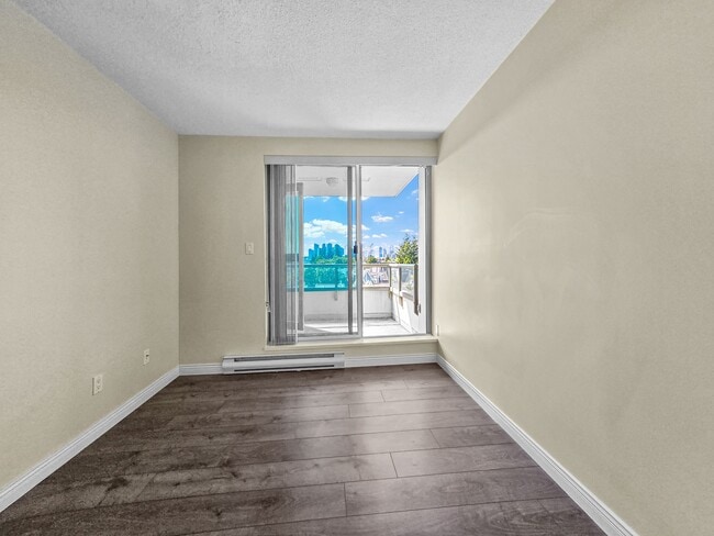 Building Photo - 6622 Southoaks Crescent