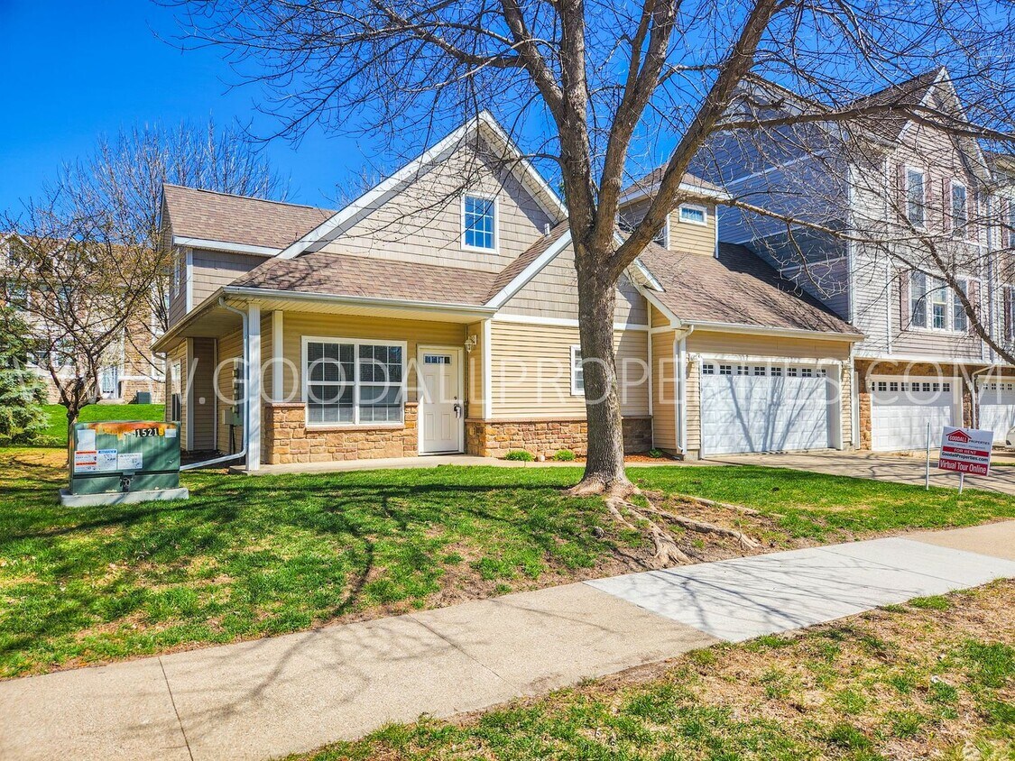 Foto principal - Rent Reduced!!! 3 Bedroom, 1 1/2 story 2.5...