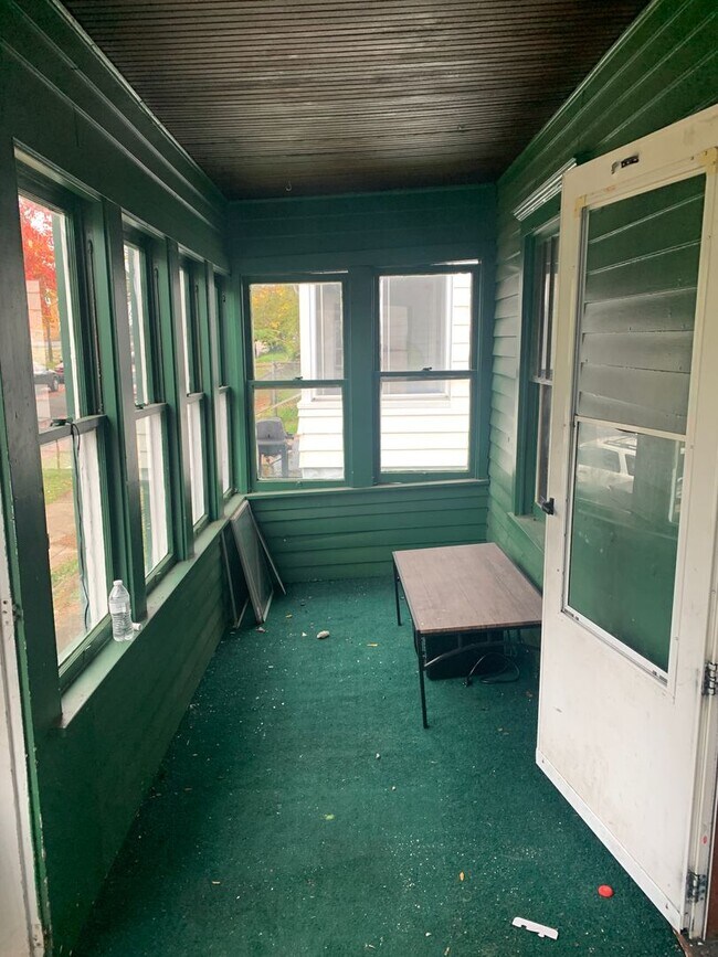 Building Photo - 2 bedroom Craftsman style Bungalow Rum Vil...