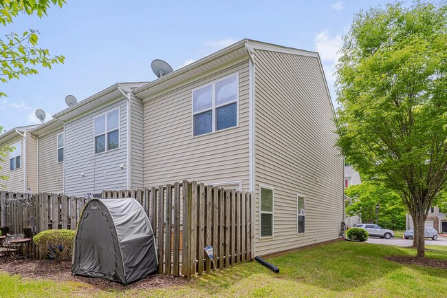 Foto del edificio - Cozy End-Unit Townhome – Prime Durham Location