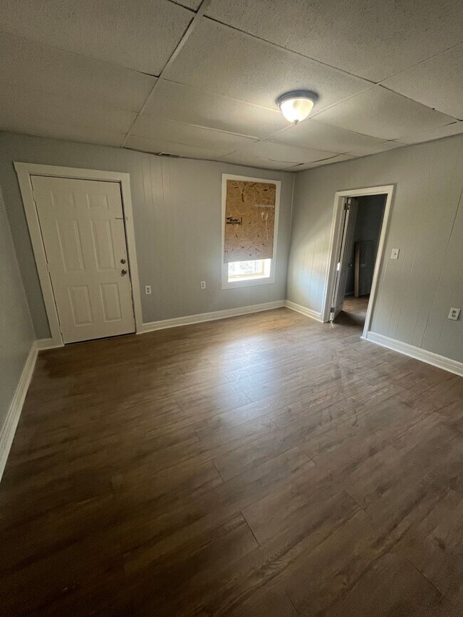 Building Photo - Newly renovated 2/1 in Portland!