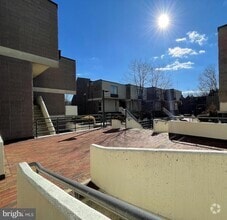 Building Photo - 2214 Deerfern Crescent