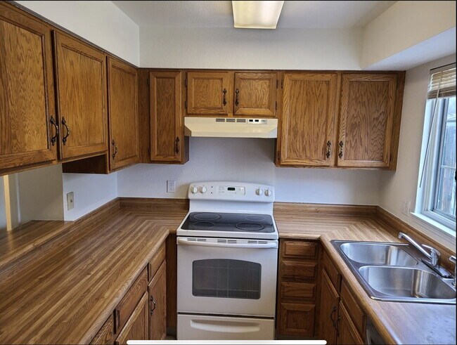 Building Photo - Wonderful 2 Bed, 1.5 Bath Townhouse with Fireplace + Community Pool