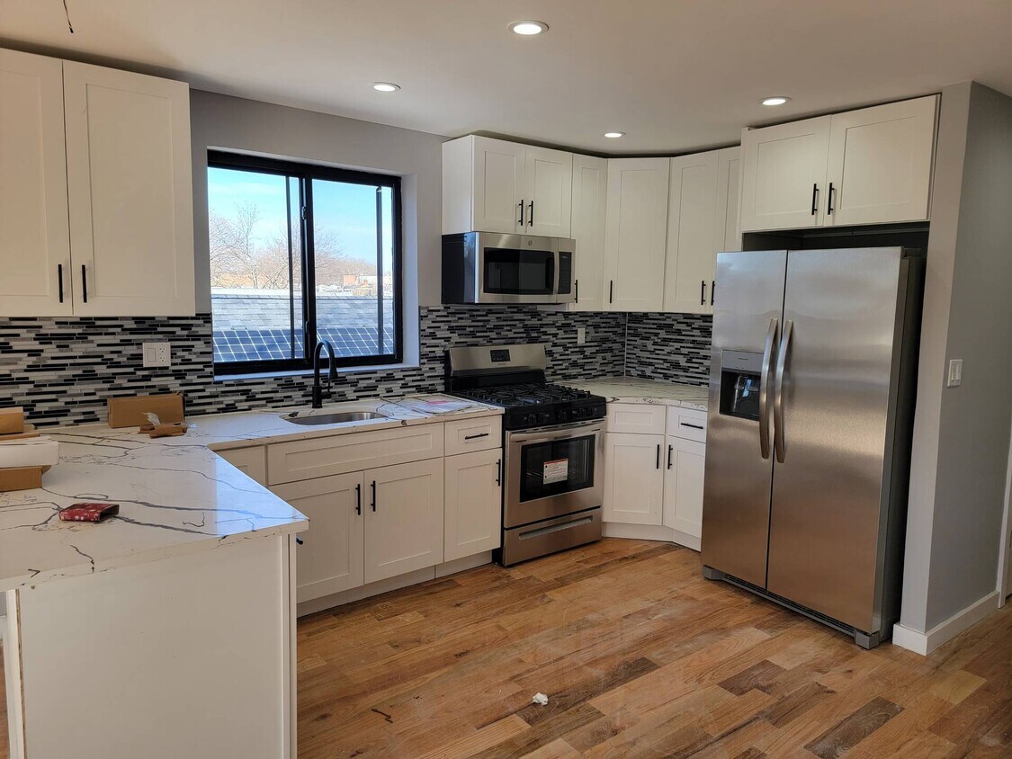Primary Photo - 2070 E 54th St