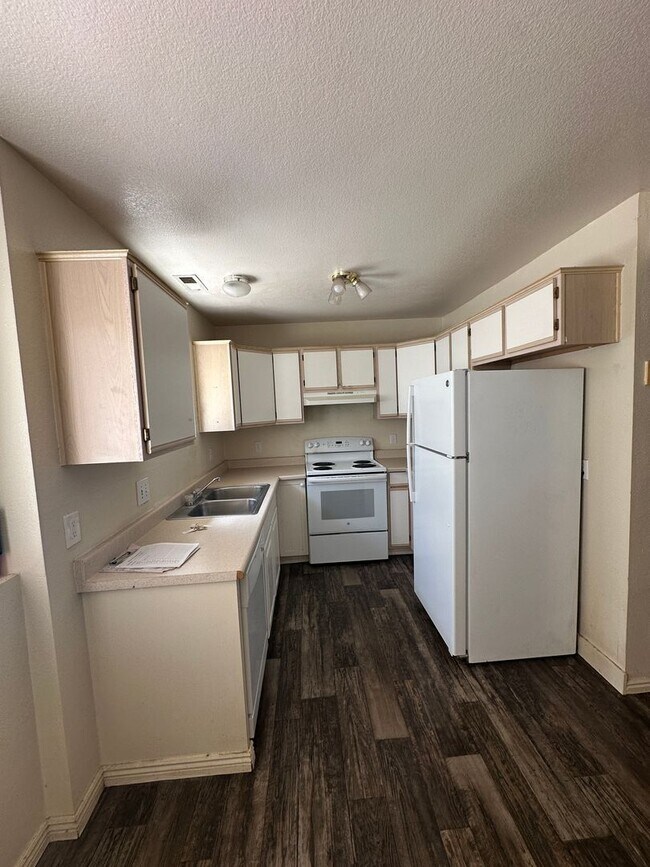 Foto del edificio - 4-bedroom, 2-bath apartment in Cedar City fourplex