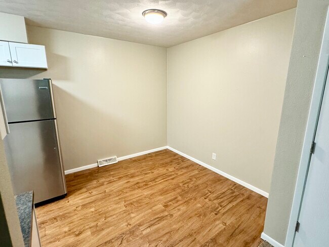 Dining Room - 503 W Valley Dr