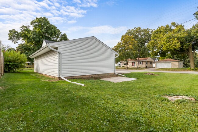 Building Photo - 402 E Harding Dr