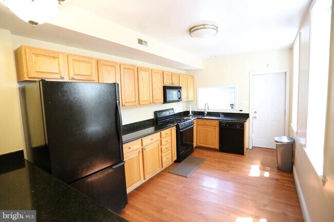 Foto del edificio - 245 S Highland Ave