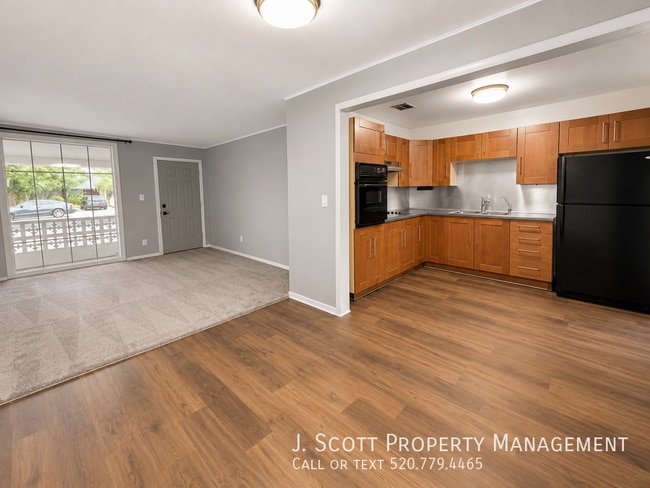 Building Photo - 2801 W Glenrosa Ave