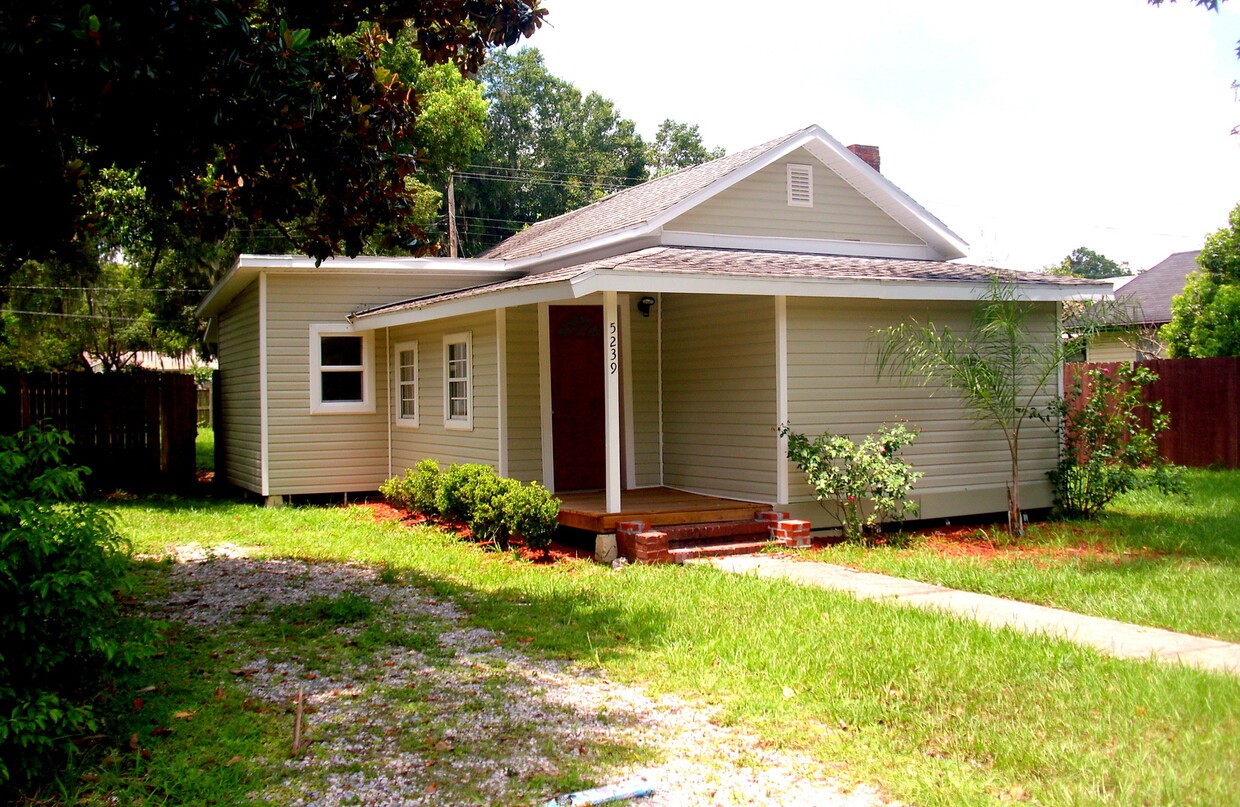 Foto principal - Charming 3BR/1BA Zephyrhills Home