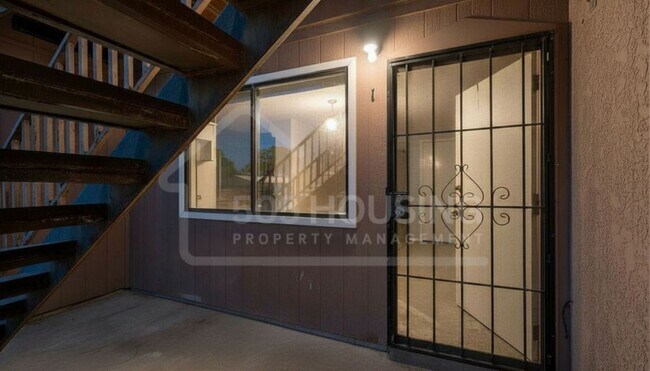 Building Photo - Spacious 2-Bedroom Unit Near Kirtland Air Force Base