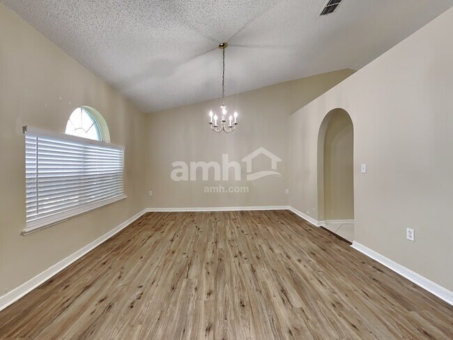 Foto del edificio - 12285 Hickory Forest Rd