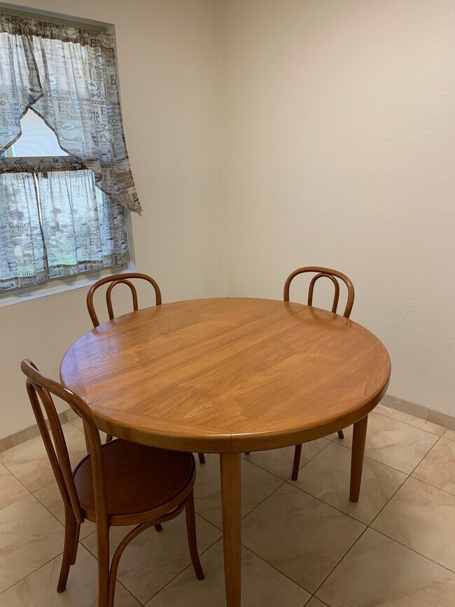 Comedor - 1635 Derby St