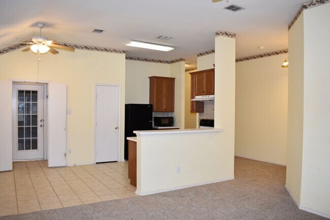Foto del edificio - AVAILABLE NOW - Charming 3 Bed Home in Denton | Open Layout, Fireplace, Large Backyard