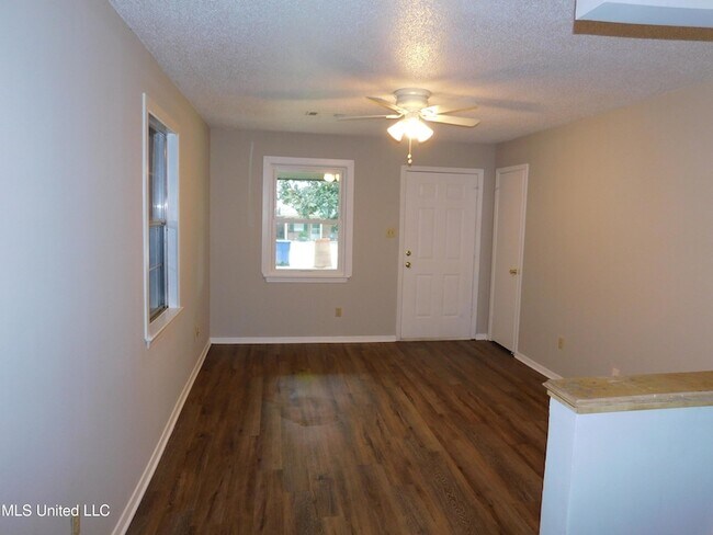 Foto del edificio - 6455 Heather Rd