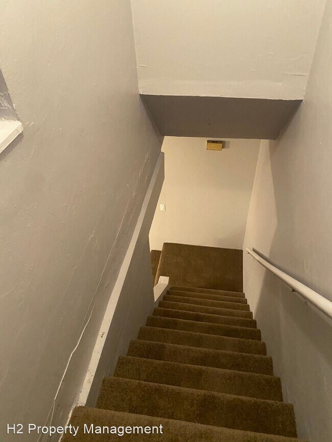 Building Photo - 2 br, 1.5 bath House - 1236 Continental Court