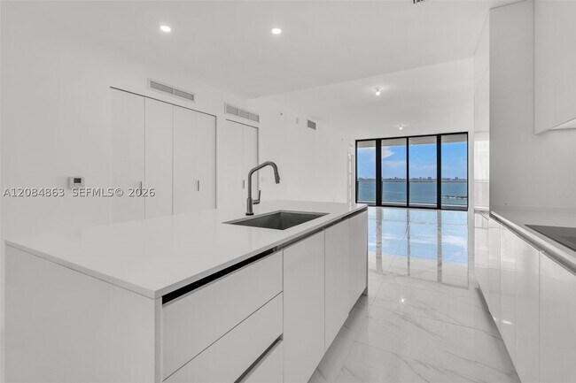 Foto del edificio - 700 NE 24th St