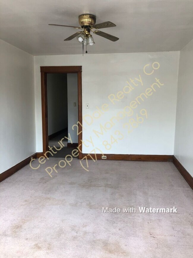 2933 S Main St Unit Main S 33 3rd Fl, Red Lion, PA 17356 Room for