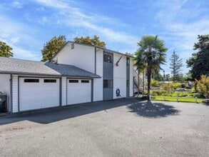 205 SW Booth St