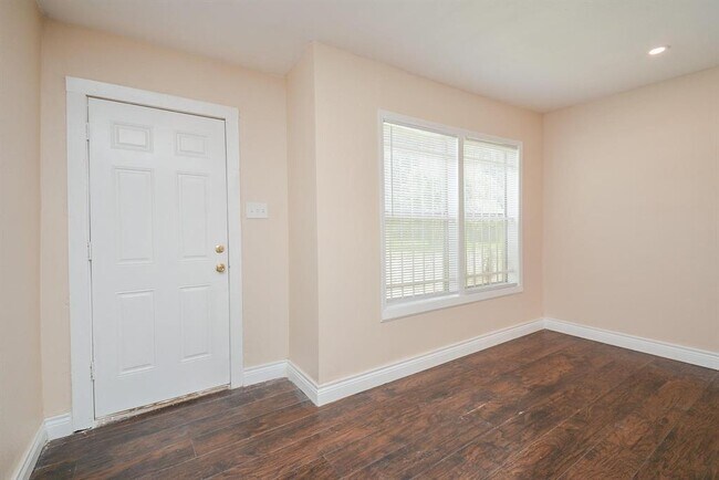Building Photo - 3625 Sauer St