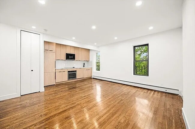 Building Photo - 428 Seventh Avenue