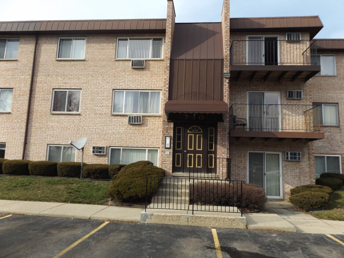Primary Photo - 710 W Huntington Commons Rd