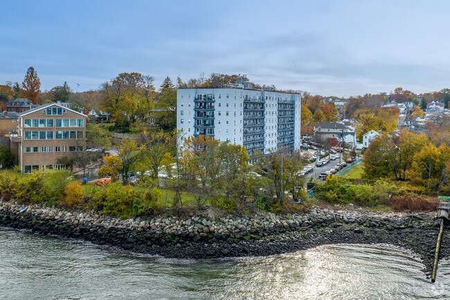 Building Photo - Sea Cliff Towers